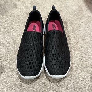 Sketchers Goga Max Go Walk Slip on Sneakers